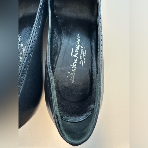 SALVATORE FERRAGAMO Vintage Sz 8 AA Black Navy Blue Patent Leather Kitten Heel - Picture 5 of 15